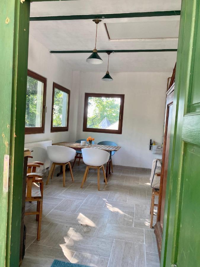 בודפשט Rustic Cottage & Garden Retreat On Buda Hilltop מראה חיצוני תמונה