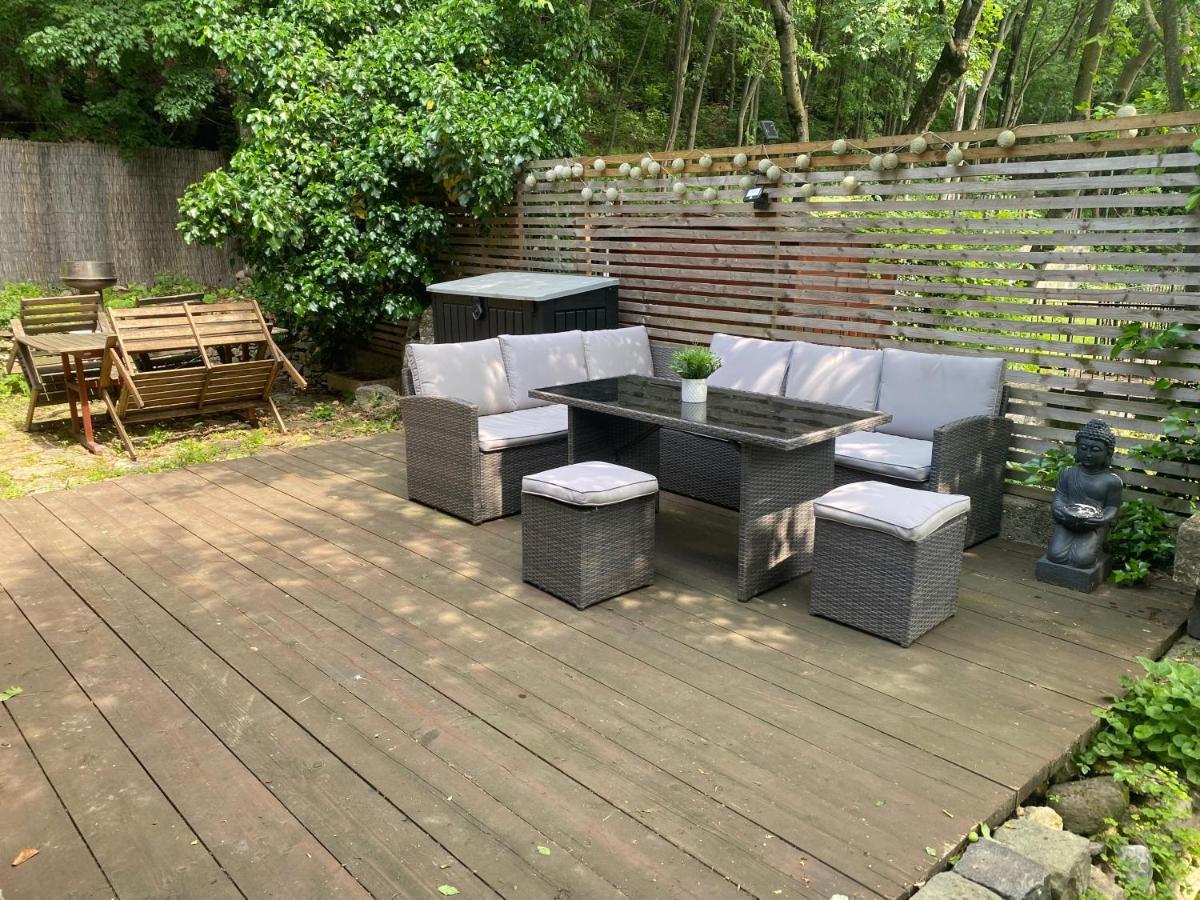 בודפשט Rustic Cottage & Garden Retreat On Buda Hilltop מראה חיצוני תמונה