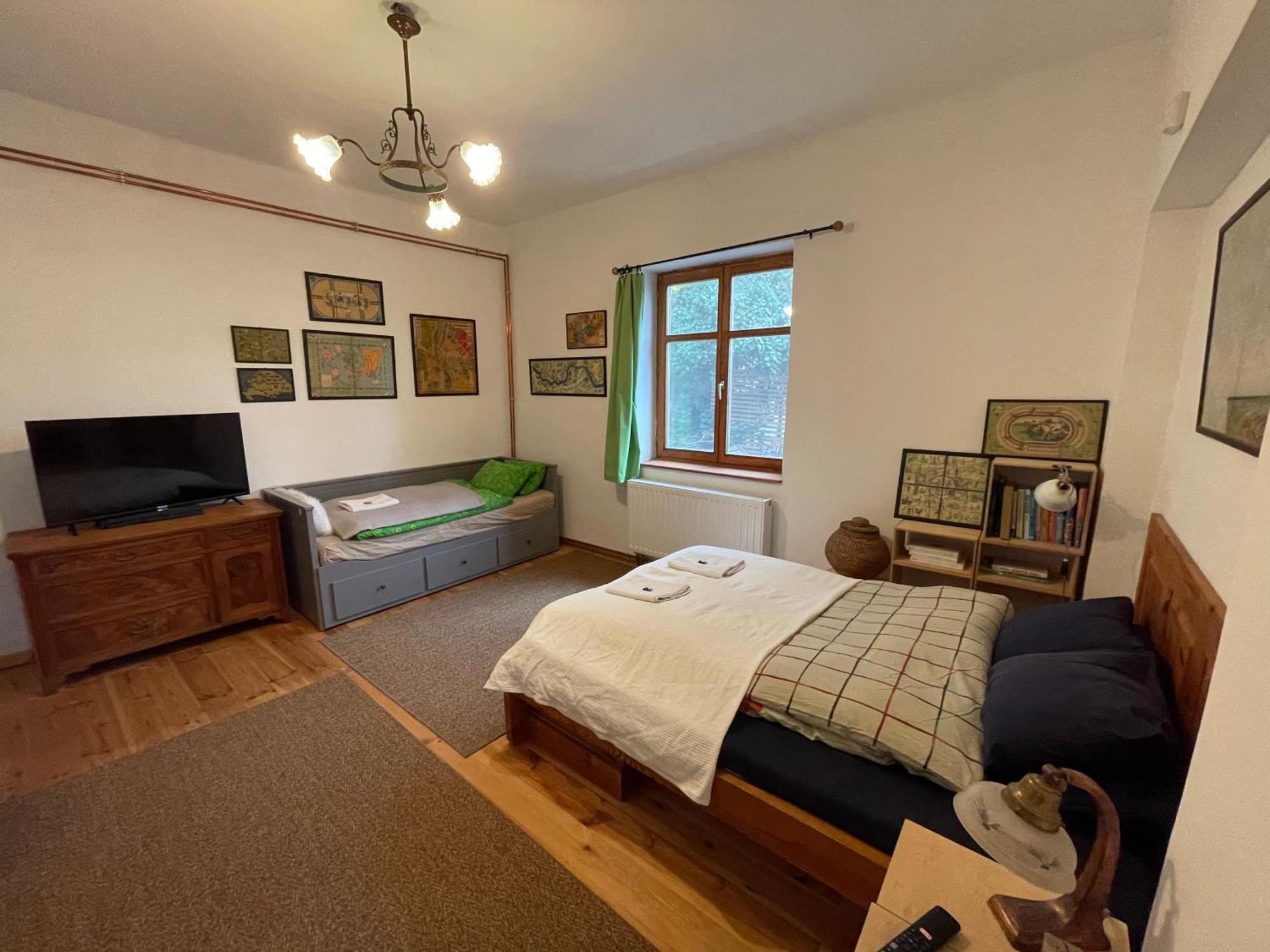 בודפשט Rustic Cottage & Garden Retreat On Buda Hilltop מראה חיצוני תמונה